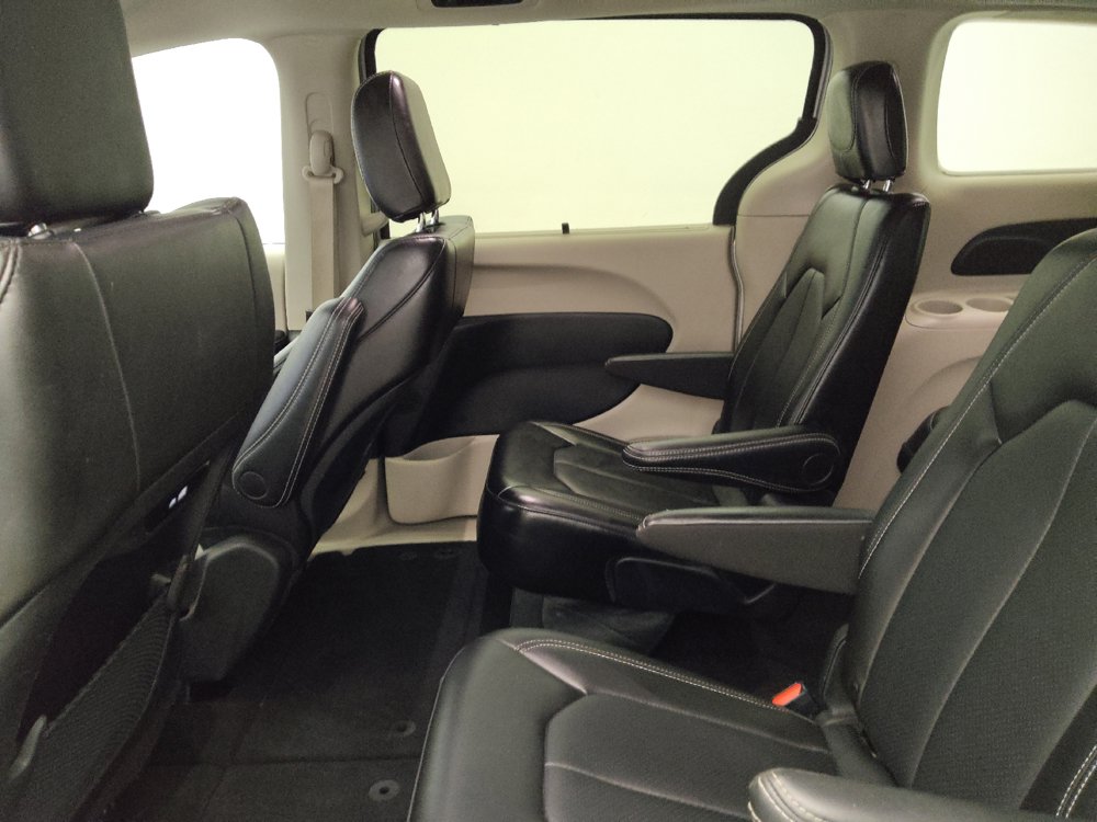 Used 2024 Chrysler Pacifica Touring-L FWD image 18