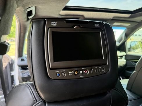 Used 2017 Cadillac Escalade ESV Platinum AWD/4WD image 28