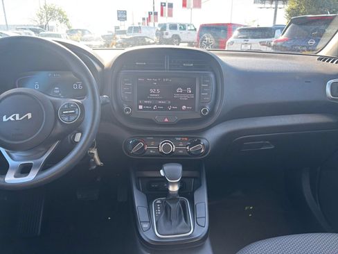 Used 2025 Kia Soul LX w/ LX Technology Package FWD image 17