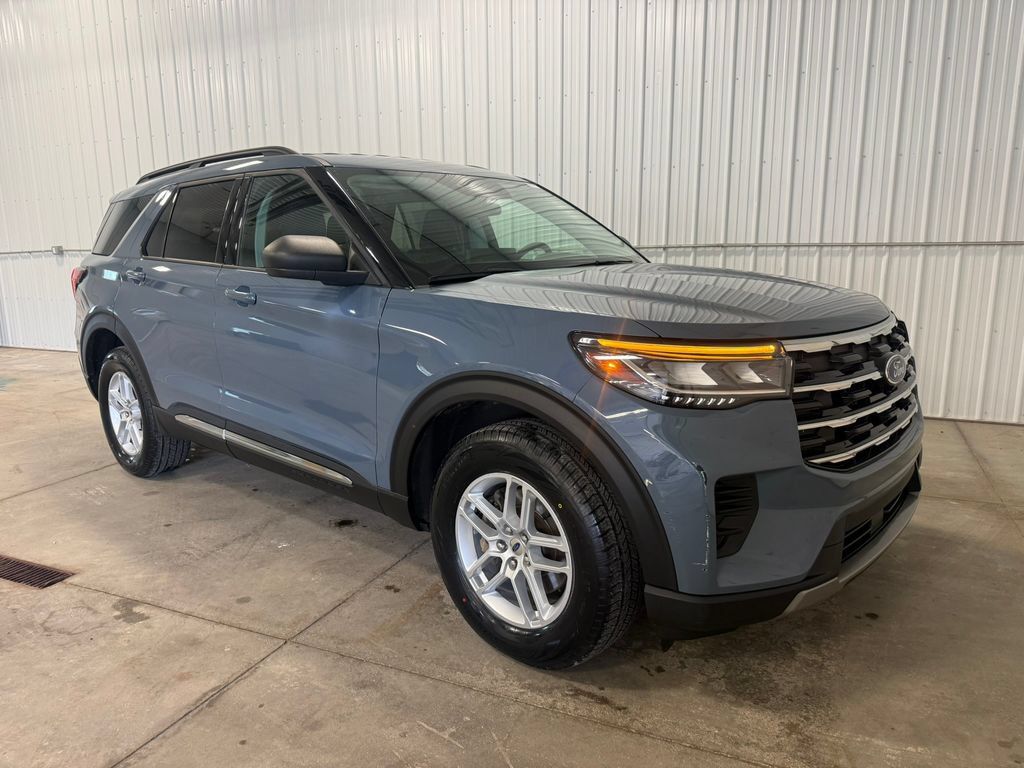 Used 2025 Ford Explorer Active AWD/4WD image 1