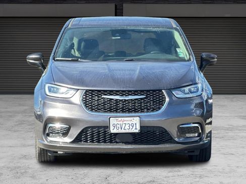 Used 2023 Chrysler Pacifica Touring-L image 10