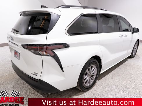 Used 2023 Toyota Sienna XLE FWD image 5