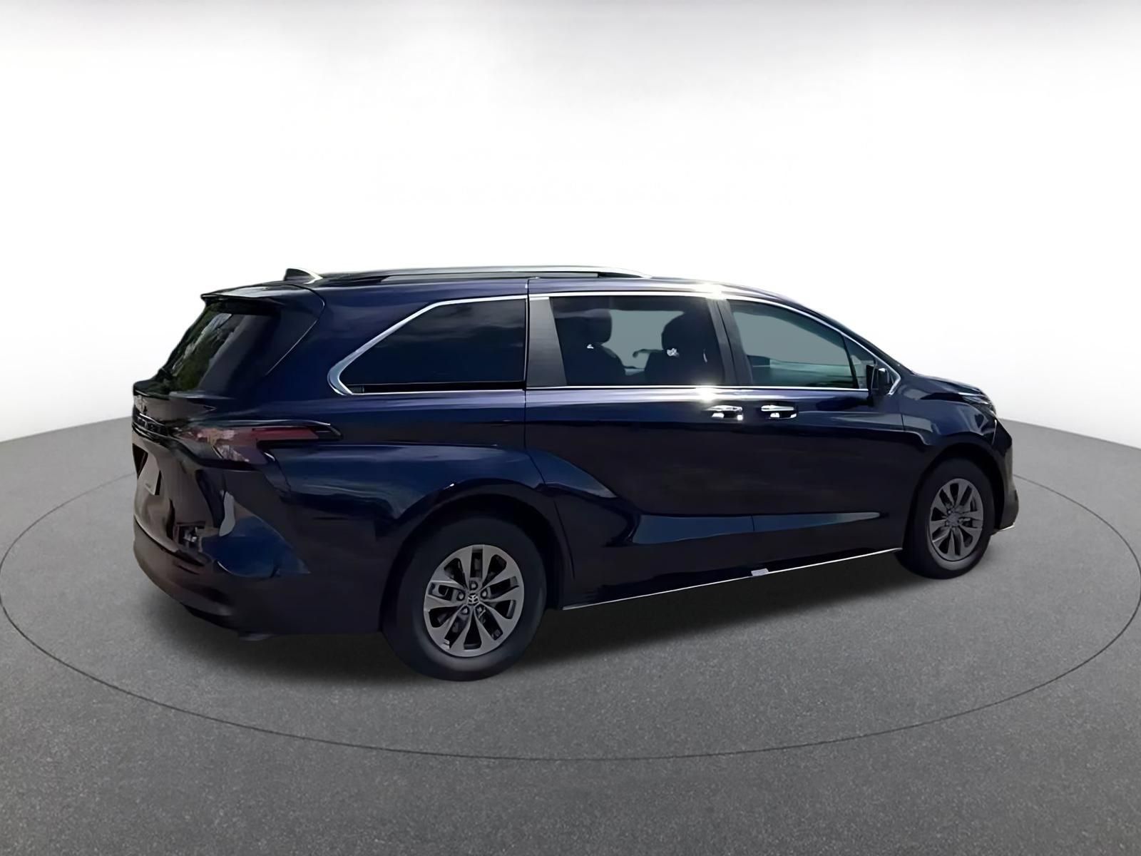 Used 2025 Toyota Sienna XLE FWD image 13