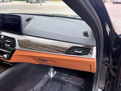 Used 2021 BMW 530e w/ Parking Assistance Package image 19