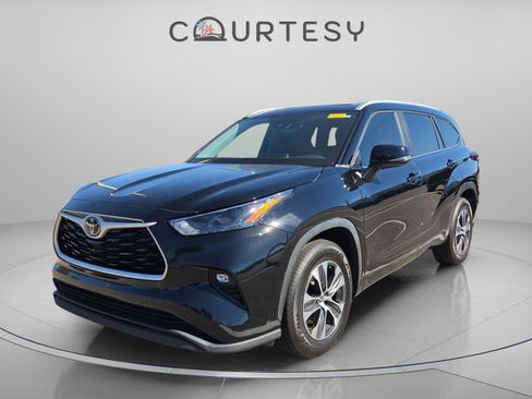 Used 2023 Toyota Highlander L image 1