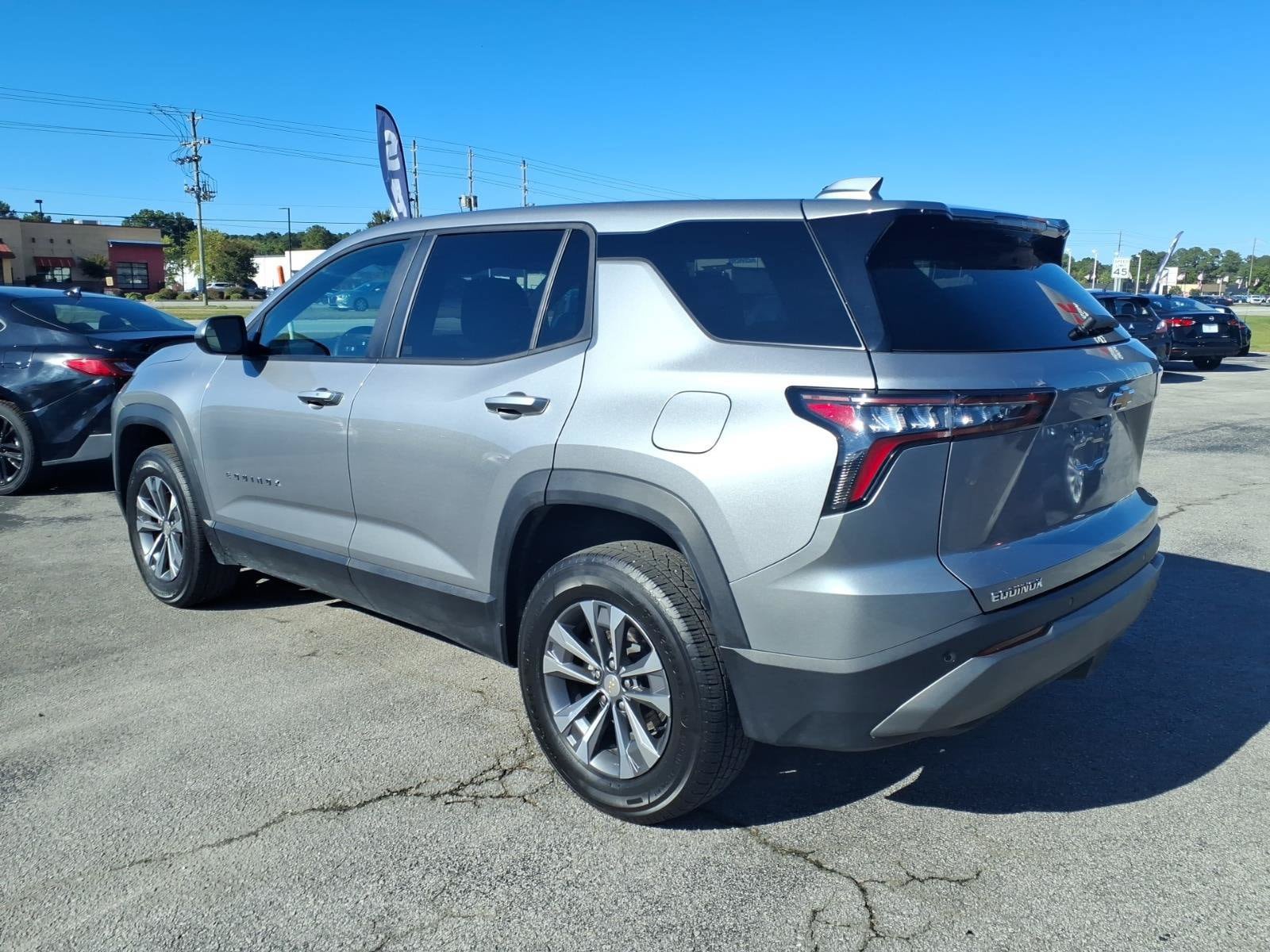 Used 2025 Chevrolet Equinox LT FWD image 4