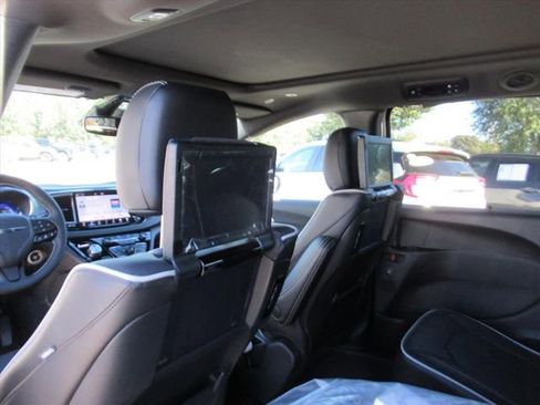 New 2026 Chrysler Pacifica Limited w/ Uconnect Theater Family Group FWD image 32