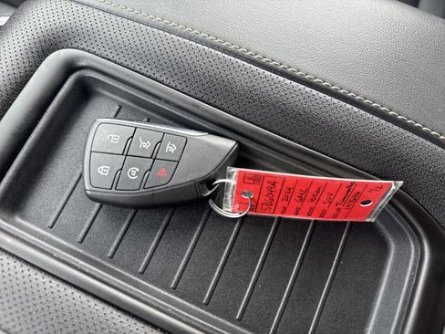 Used 2024 GMC Yukon SLT image 30