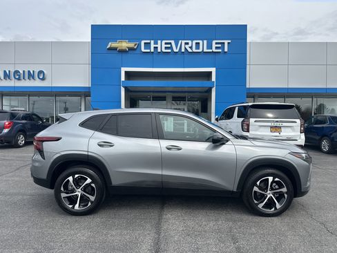 Certified 2025 Chevrolet Trax RS w/ Sunroof Package FWD image 1