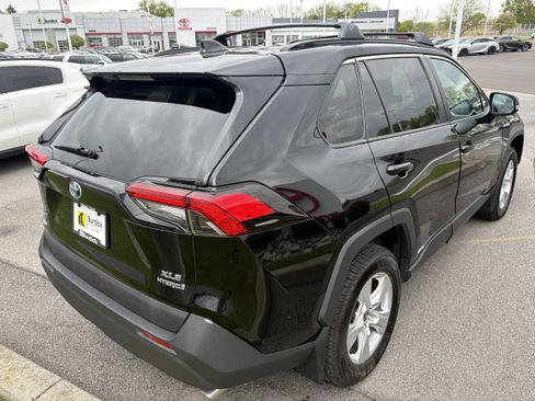 Used 2021 Toyota RAV4 XLE w/ Convenience Package AWD/4WD image 5