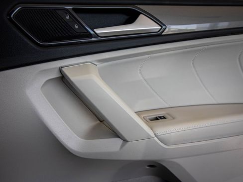 Used 2023 Volkswagen Tiguan SE image 19