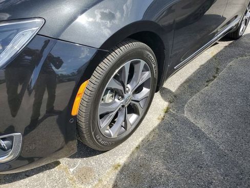 Used 2017 Chrysler Pacifica Limited image 6