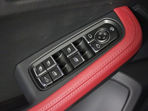 Certified 2026 Porsche Macan image 15