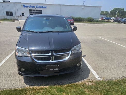 Used 2019 Dodge Grand Caravan SXT FWD image 2