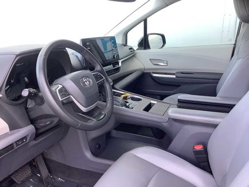 Used 2021 Toyota Sienna XLE image 3