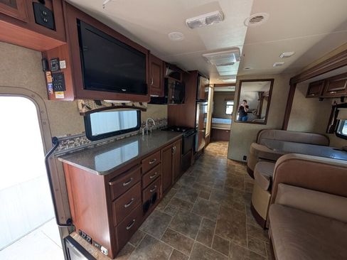 Used 2014 Ford F550 2WD Regular Cab Super Duty image 10