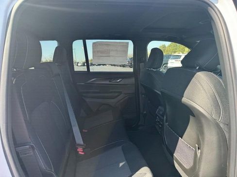 New 2026 Jeep Grand Cherokee Laredo image 4