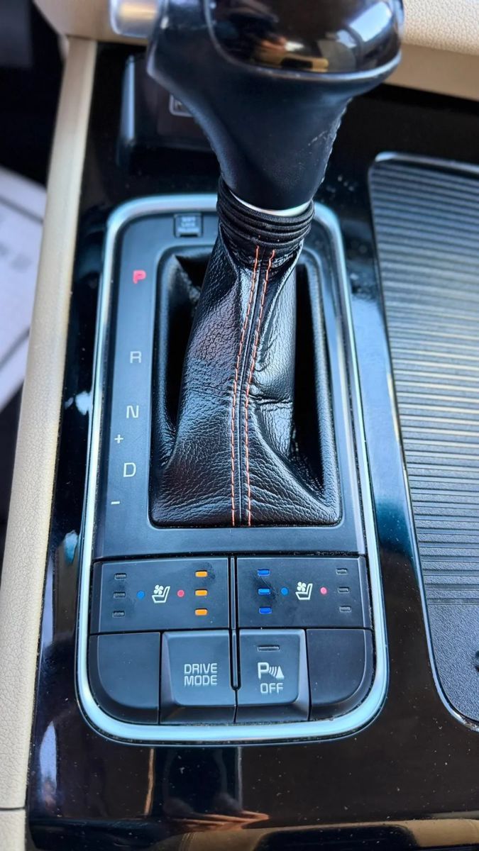 Used 2015 Kia Sedona SX FWD image 19