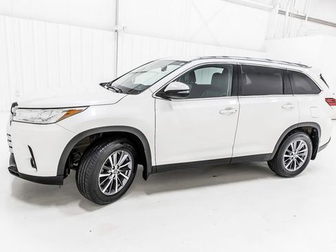 Used 2019 Toyota Highlander XLE AWD/4WD image 3