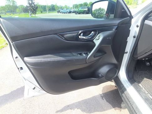 Used 2017 Nissan Rogue SL w/ SL Premium Package FWD image 25