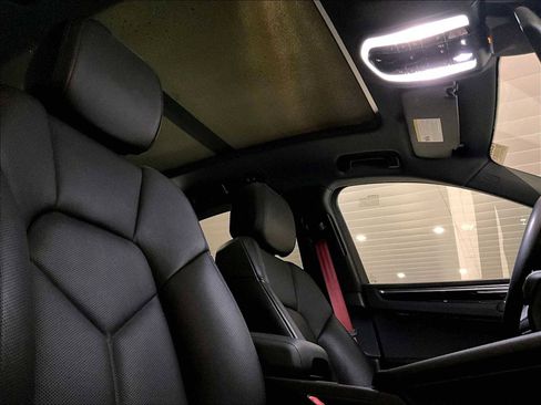 Used 2025 Porsche Macan image 25