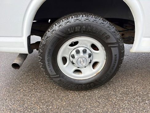 Used 2017 Chevrolet Express 2500 image 25