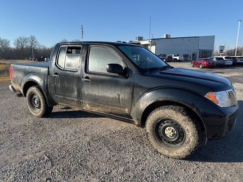 Used 2015 Nissan Frontier SV image 1