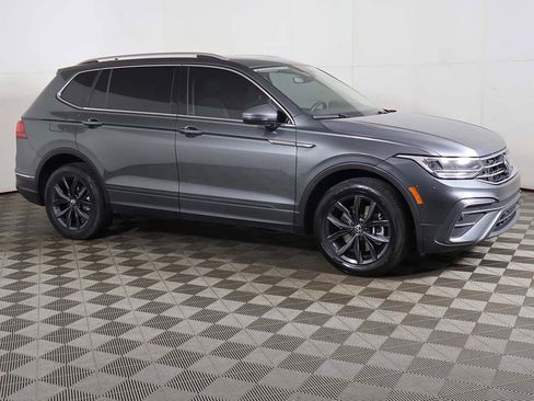 Used 2024 Volkswagen Tiguan SE w/ Panoramic Sunroof Package FWD image 15