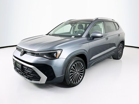 Used 2025 Volkswagen Taos SE image 3