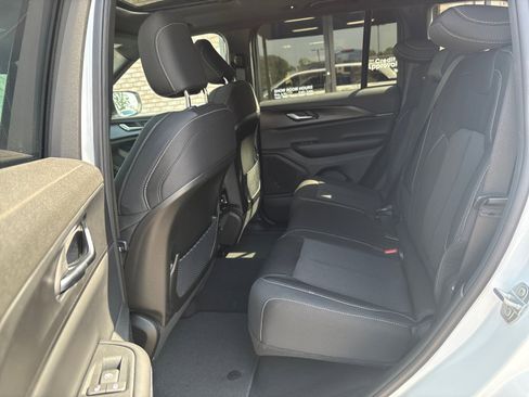 New 2025 Jeep Grand Cherokee Laredo w/ Luxury Tech Group I image 4