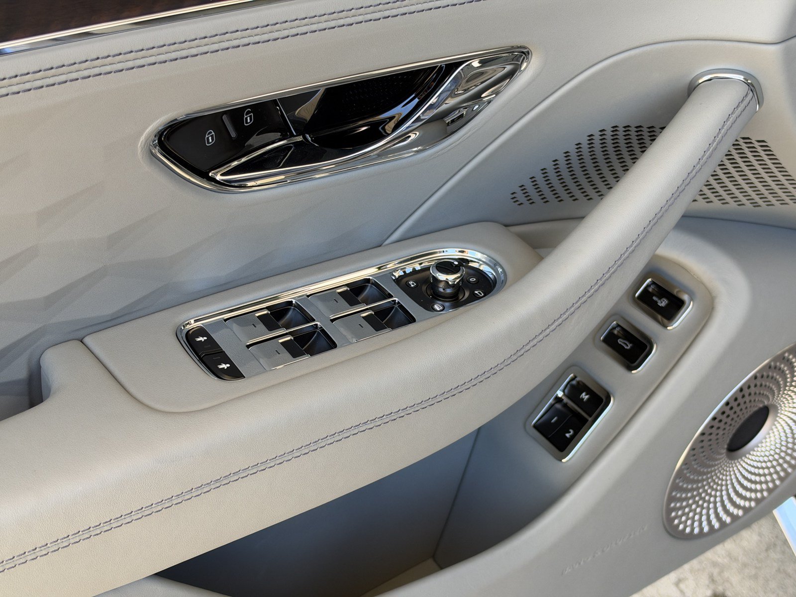 Certified 2025 Bentley Flying Spur Plug-In Hybrid AWD/4WD image 15