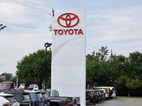 Used 2018 Toyota Corolla SE FWD image 1