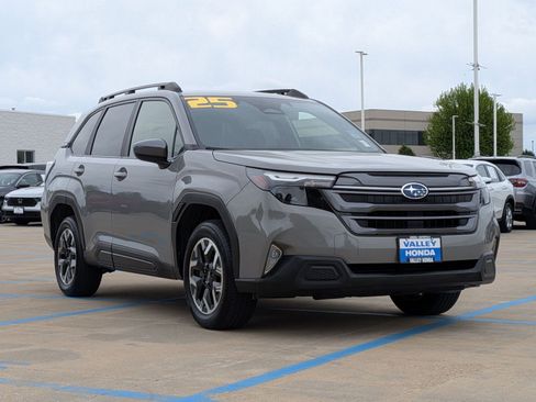 Used 2025 Subaru Forester Premium w/ Convenience Package #1 AWD/4WD image 4