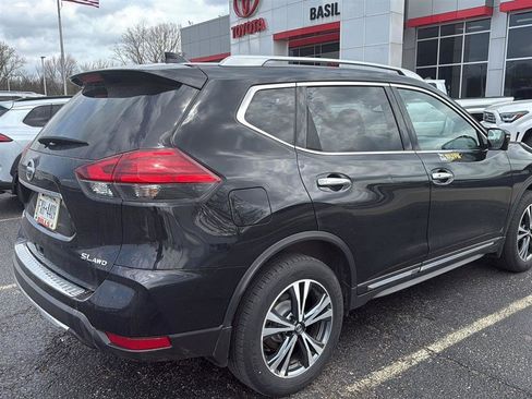 Used 2017 Nissan Rogue SL image 3