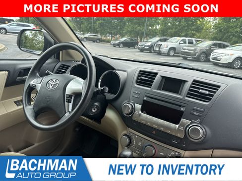 Used 2012 Toyota Highlander FWD w/ Tech Pkg image 6