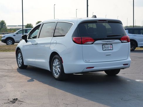 Used 2022 Chrysler Voyager LX FWD image 5
