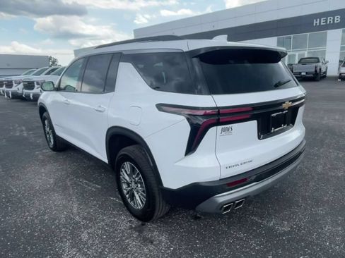 Used 2025 Chevrolet Traverse LT FWD image 8