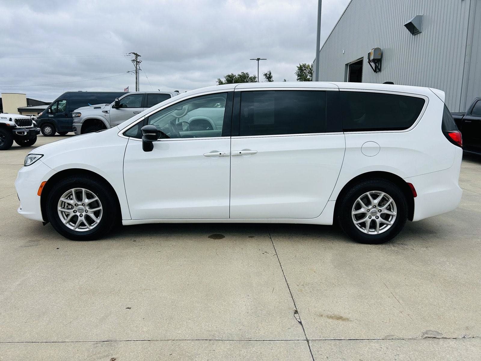 Used 2024 Chrysler Pacifica Touring-L FWD image 36