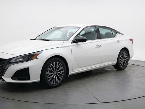 Used 2025 Nissan Altima 2.5 SV FWD image 3