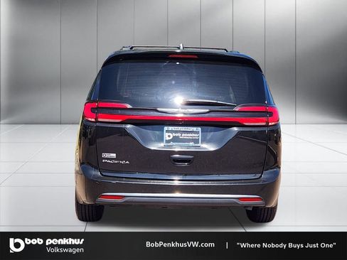 Used 2022 Chrysler Pacifica Touring-L FWD image 26