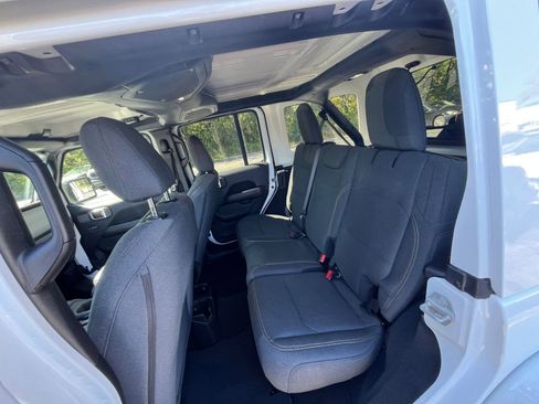 Used 2025 Jeep Wrangler Sahara image 22