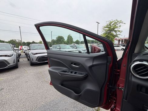 Used 2025 Nissan Versa SV FWD image 18