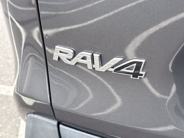 Used 2021 Toyota RAV4 XLE w/ Convenience Package FWD image 18