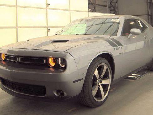 Used 2017 Dodge Challenger R/T image 1