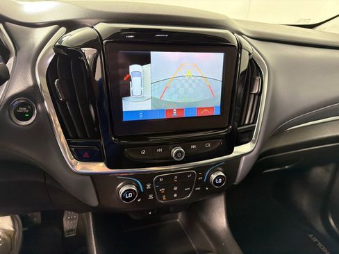 Used 2018 Chevrolet Traverse LT FWD image 18