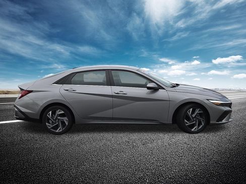 Used 2025 Hyundai Elantra SEL FWD image 21