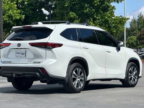 Used 2022 Toyota Highlander XLE AWD/4WD image 5