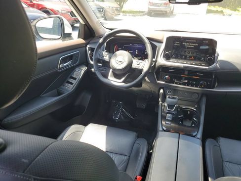 Used 2023 Nissan Rogue Platinum FWD image 16