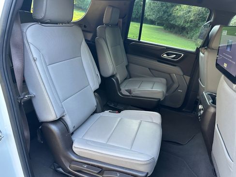 Used 2024 GMC Yukon XL SLT w/ SLT Luxury Package image 25