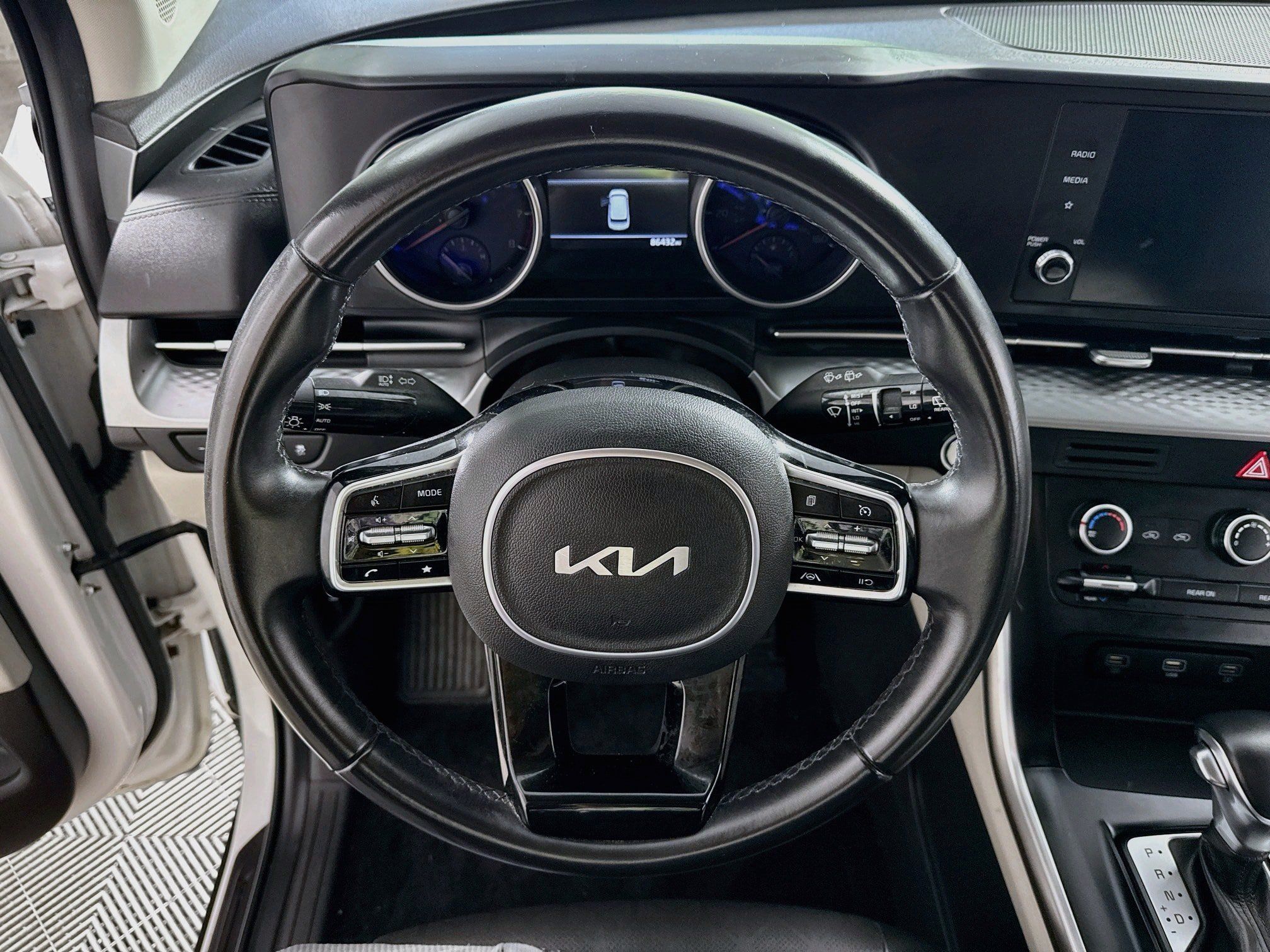 Used 2022 Kia Carnival LX FWD image 16